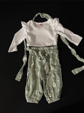 Daisy Print Green Linen-Style Overalls with White Ruffle Longsleeve